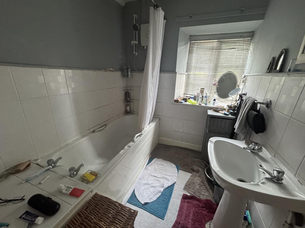 Lot: 131 - MID-TERRACE HOUSE FOR IMPROVEMENT - Bathroom
